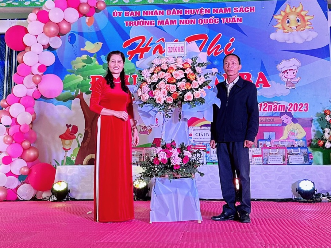 Lãnh đạo Đảng ủy - UBND xã tặng hoa chúc mừng Hội thi